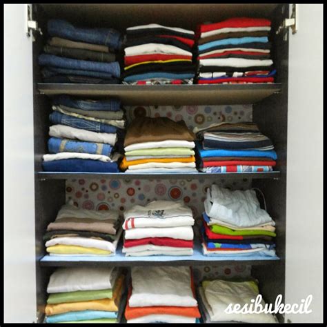 Seluruh barang yang sudah disusun dengan cara melipat baju konmari, akan bisa disimpan dalam bentuk tegak di dalam laci. sesibukecil: Update: Susunatur Almari Baju Anak