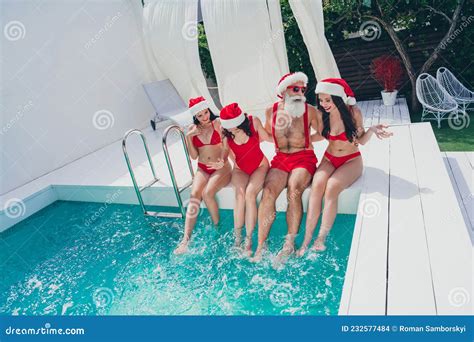 Foto Van Een Funky Coole Santa Claus Snow Maidens Draagt Rode Bikinis