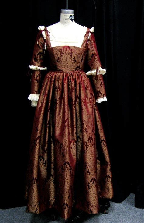 15th Century Italian Gownby Sphinxfeather Renaissance Gown