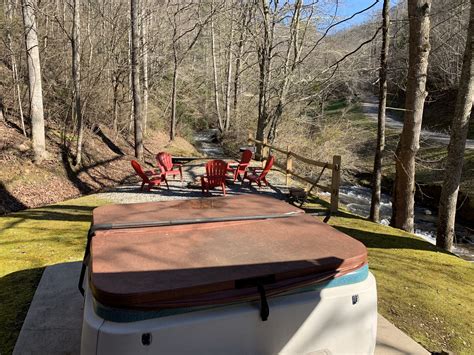 Welcome to green creek cabins! Wolf Den - Lands Creek Log Cabins