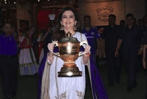Nita Ambani With Ipl Trophy After Won Mumbai Indians Ipl ट्रॉफी के