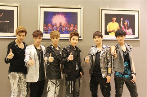 Kulitnya yang sempurna dan pencahayaan yang bagus dipadukan dengan kacamatanya membuat foto ini jauh lebih baik. Foto Profile EXO-M (China) - Bolay Blog
