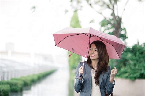 Sweater atau cardigan tebal dan hangat akan menjaga tubuh anda dari udara dingin saat musim hujan. Tips Menjaga Tubuh Tetap Sehat Saat Musim Hujan - Portal Wanita Muda