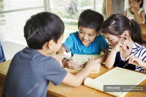 Children Working Together In A Classroom — Paper Girls Stock Photo
