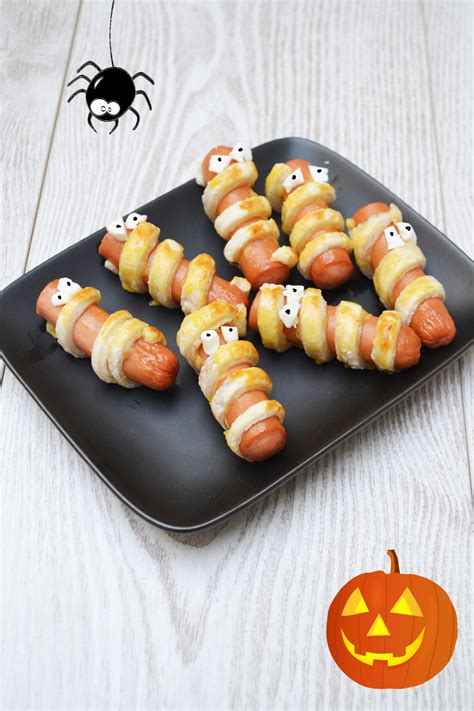 Il sert de dîner, il faut donc prévoir des choses plus consistantes et plus élaborées qu'un simple bol de chips ou qu'un traditionnel assortiment de crudités. Saucisses Momies d'Halloween