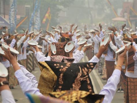 Mengenal Lebih Dekat Dengan Pesona Indah Tari Piring Yang Berasal Dari