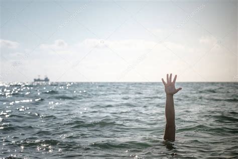 Una Sola Mano De Hombre Ahogado En El Mar Pidiendo Ayuda 2023