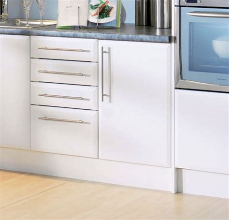 At b&q we have a wide range of kitchen doors in a variety styles and finishes. 25+ White Kitchen Cupboard Doors | Cupboard Ideas