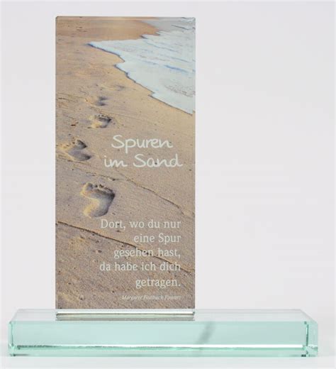 Eines nachts hatte ich einen traum. Glasstele - Spuren im Sand