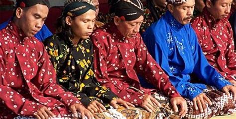 Sama halnya seperti suku lainnya yang mempunyai pakaian khas, sunda juga memiliki pakaian khas yaitu kebaya. Suku Jawa | Radio Suara Wajar 96.8 FM