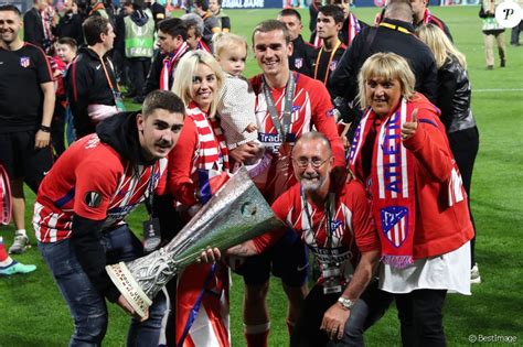 Le joueur de foot au palmarès très complet est en couple avec erika choperena. Antoine Griezmann en famille, avec son frère Théo, sa ...