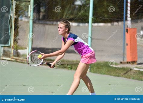Год Оренбурга России 15 ое августа 2017 девушка играя теннис Редакционное Стоковое Фото