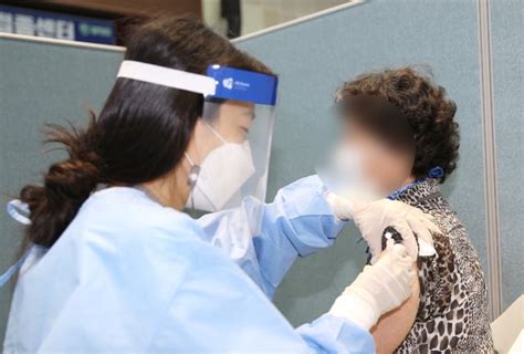 때문에 정확히 언제, 어떻게 백신 접종이 이뤄질지를. 함평군, 코로나 백신접종률 전국 최고...군민 33% 1차 접종 ...