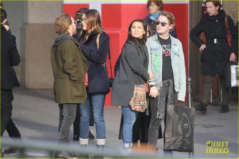 Macaulay carson culkin was born on august 26, 1980 in new york city.5 culkin's father, christopher cornelius kit culkin, is a former actor known for his productions on broadway and is. Macaulay Culkin & Brenda Song Cuddle Up & Kiss in New ...