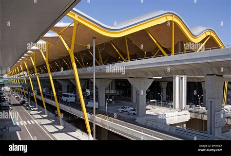 Spanien Europa Flughafen Madrid Barajas Airport Terminal 4 Modern