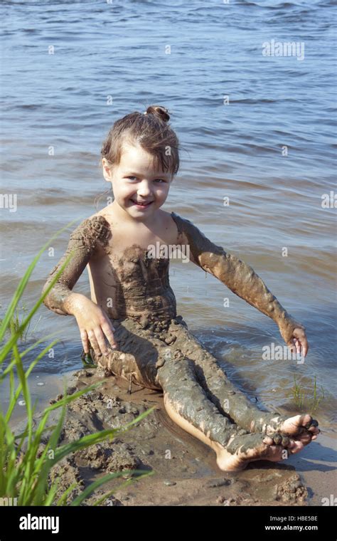 Girls In Mud Fotos Und Bildmaterial In Hoher Aufl Sung Alamy