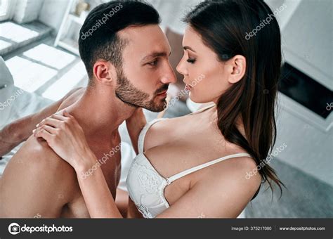 Yatakta Oturan Seksi Çamaşırlı Kadın Stok fotoğrafçılık DPimage