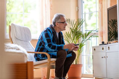 5 Negative Effects Of Watching Too Much Tv On Your Loved Ones Health Img Morada Senior Living