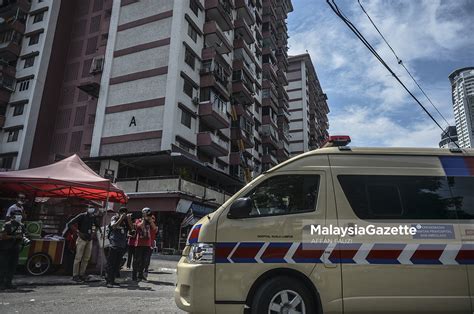 I can't marry an enclave, but i can spend some time wandering the peaceful, leafy, village like streets of kampung baru. Seorang Penghuni Flat PKNS Kg. Baru Sesak Nafas