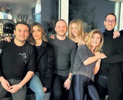 Yıllardır nişanlısının yasını tutan murat gezer, bir süredir birlikte oldu nazlı çarmıklı ile nişanlandı. Murat Gezer ile Nazlı Çarmıklı aşkının ilk karesi ortaya ...