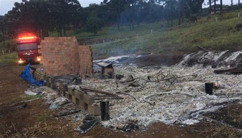 É líder no mercado da. Corpo de bombeiros combate incêndio em residência no ...