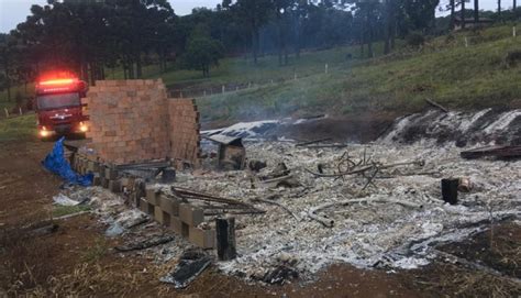 Segundo um morador próximo ao local, danilo félix, a situação só não foi pior porque a fábrica não possui expediente durante o horário. Corpo de bombeiros combate incêndio em residência no ...