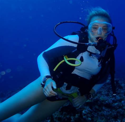 Pin By Johnny On Underwater Freedom In 2021 Scuba Girl Wetsuit Scuba