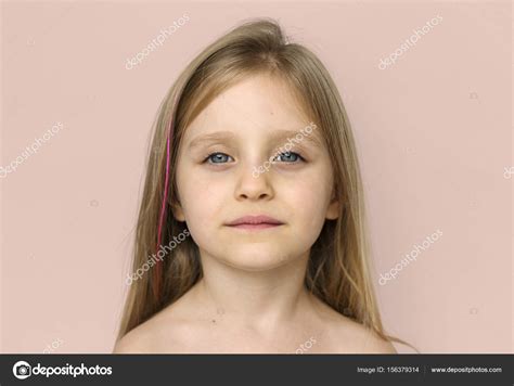 Petite Fille Avec La Poitrine Nue — Photographie Rawpixel