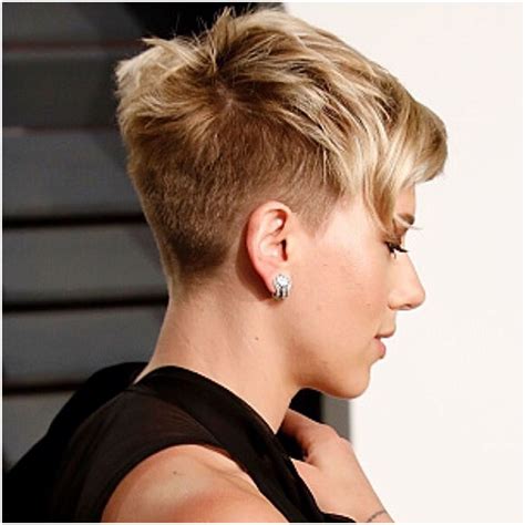 We provide easy how to style tips as well as letting you know which hairstyles will match your face shape, hair texture and hair density. Scarlett Johansson #gettyimages | Short hair | Pinterest ...