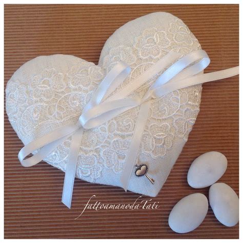 Maybe you would like to learn more about one of these? Cuscino per le fedi a forma di cuore in lino bianco e ...
