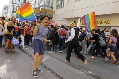 Istanbul Gay Pride Parade Turns Violent As Riot Police Use Tear Gas On Marchers Daily Mail Online