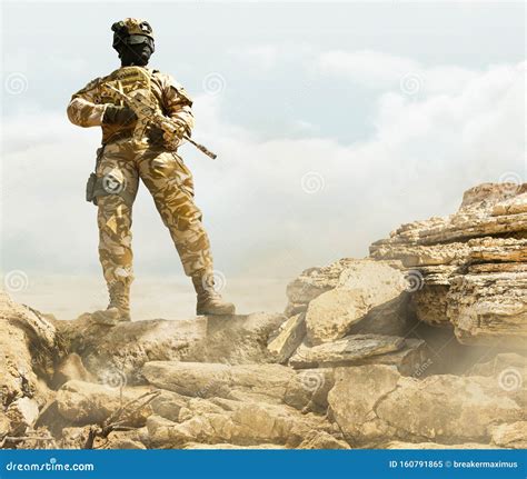 Soldado Parado En Las Rocas Del Desierto Imagen De Archivo Imagen De
