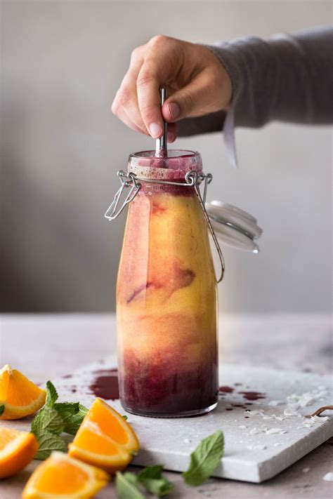 Mit mineralwasser aufgespritzt ist er ein leckeres erfrischungsgetränk. Sommerlicher Smoothie mit Aronia Saft | Aronia, Aroniasaft ...