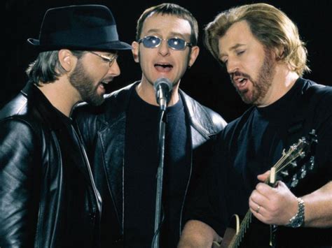 Last known video of maurice, robin and barry gibb singing together in 2001 is sensational. Bee Gees - Letras e Discografia | Música - Cultura Mix
