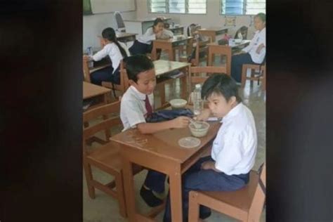Netizen Terharu Bocah Ini Suapi Makan Temannya Yang Berkebutuhan Khusus