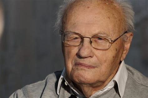 Specializuje se na míšní nádory, na operace patologických shluků cév, které ohrožují nemocného mozkovým krvácením, a na zákroky v anatomickém středu mozku. Neurochirurg Vladimír Beneš: Pri operácii mozgu je každý rez definitívny | Spoločnosť | .týždeň ...