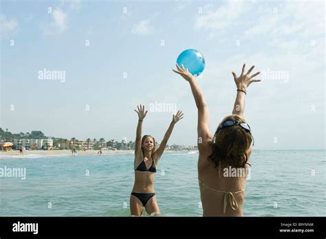 Teen Mädchen Spielen Mit Beach Ball Im Meer Stockfotografie Alamy