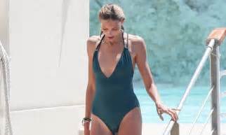 Anja Rubik Accidentally Flashes Her Nipple In Cannes Daily Mail Online
