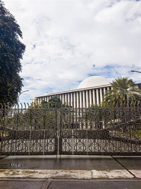 Istiqlal Mosque The Largest Mosque In Southeast Asia Located In The