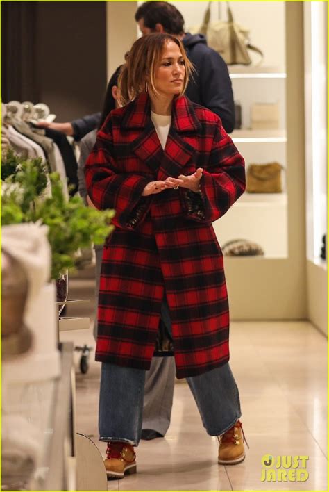 Photo Jennifer Lopez Shows Off Coat Collection 16 Photo 4872823
