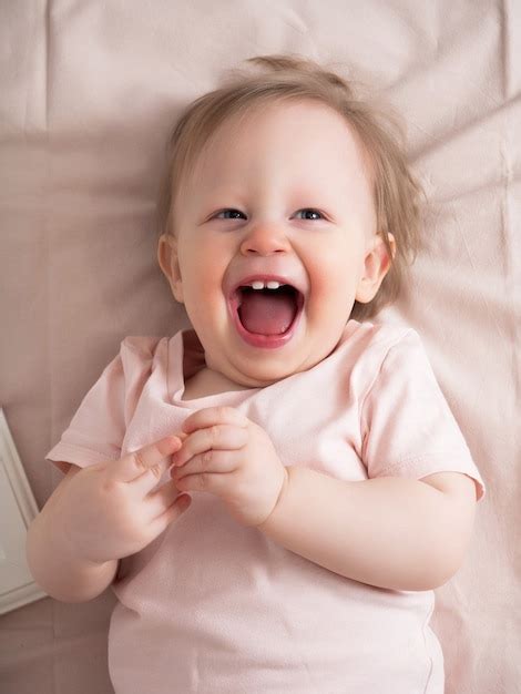 Retrato De Un Bebé Riendo Feliz Con Una Expresión Divertida En Su