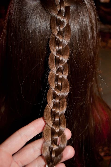 Looking for that pretty, complicated braid you've seen but can't quite decipher? Princess Piggies: 5-Strand With Flair