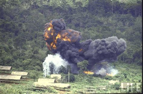 Us_riverboat_using_napalm_in_vietnam.jpg ‎(590 × 394 pixels, file size: Smoke billowing as a cluster of thatched huts is bombed ...