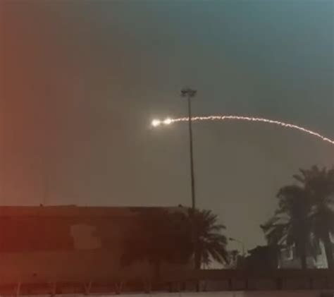 صواريخ تستهدف السفارة الأميركية في بغداد ودفاعاتها تطلق النار iq news