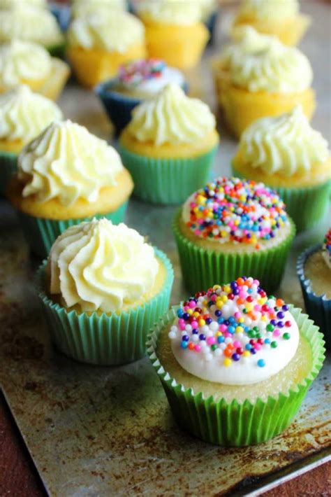 Cute And Easy Ways To Decorate Mini Cupcakes Mini Cupcakes Cake Mix