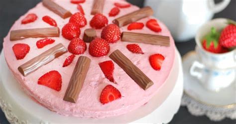 Anschließend die creme auf dem boden verteilen und die torte mindestens 3 stunden kalt stellen, kann aber auch gut schon am vorabend zubereitet. Herzfutter | Food-Blog : Yogurette-Torte oder eine Hommage ...