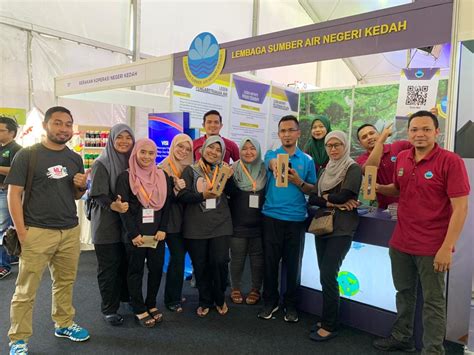 Lembaga keuangan adalah suatu badan usaha yang mengumpulkan suatu asset dalam bentuk dana dari masyarakat dan disalurkan untuk pendanaan suatu proyek pembangunan serta untuk kegiatan ekonomi dengan mendapatkan hasil dalam bentuk bunga sebesar presentase tertentu dari besarnya. KEDAH HALAL FESTIVAL 2019 - HARI KEEMPAT - Lembaga Sumber ...
