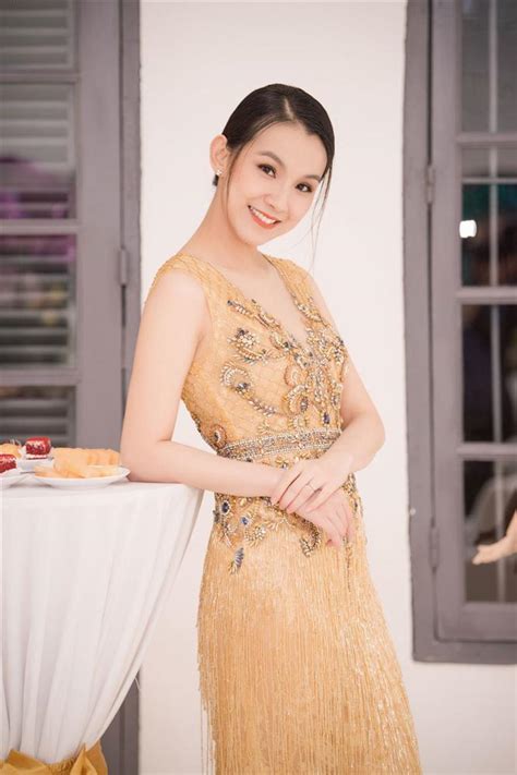 Vào lúc 19h20 hôm nay, đông nhi đã hạ sinh con gái đầu lòng tại một bệnh viện tại tp.hcm. Hoa hậu Thùy Lâm và Đông Nhi là bạn học chung lớp