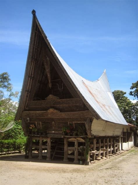 • atap rumah adat batak karo ini bertingkat dengan patung kepala banteng diujungnya. 4 Rumah Adat Batak (Terkenal Kokoh Pondasinya) - Notepam