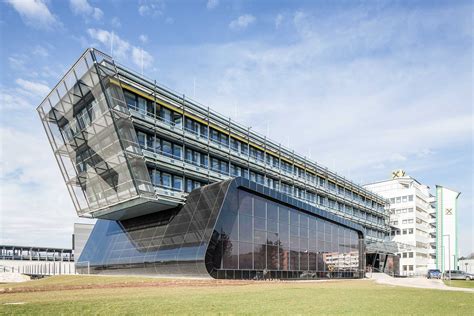 The company operates four business segments: Ledererbau | Raiffeisen Landesbank